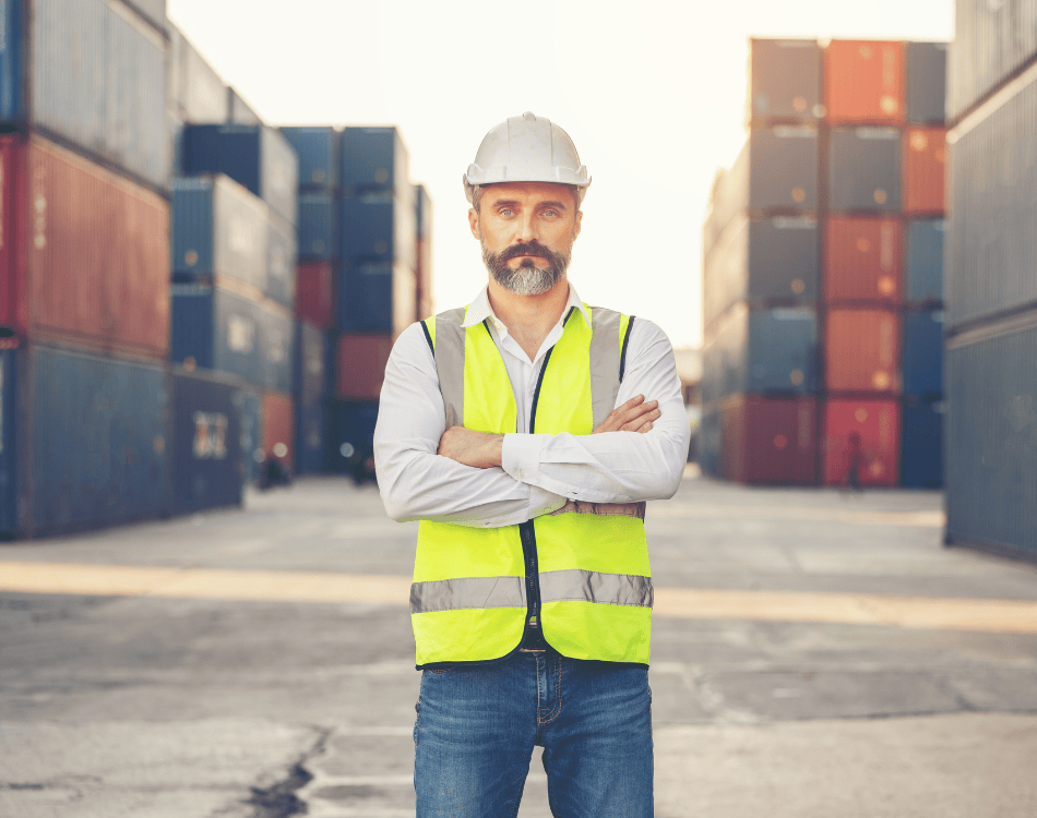 Nhân viên hãng tàu và các container hàng xếp chồng tại cảng