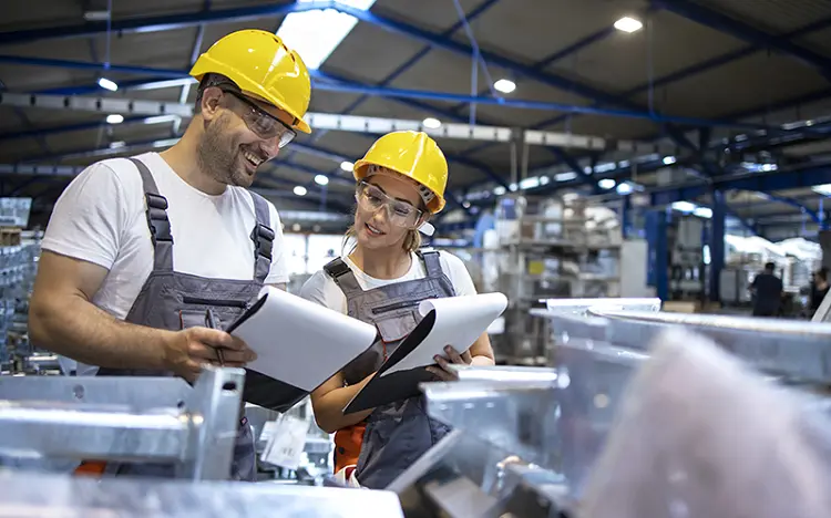 Nhân viên đang kiểm tra chất lượng hàng hóa trước khi vận chuyển.