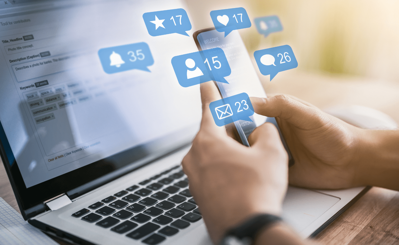 Một người đang ông đang dùng laptop để sử dụng mạng xã hội.