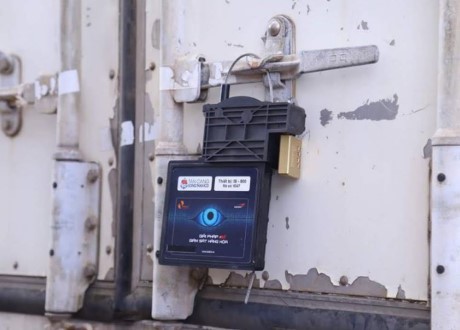 Seal định vị có màu đen được khóa ngoài một cánh cửa Container 