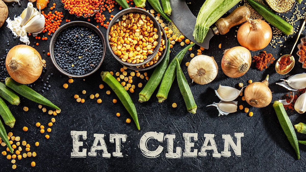 Thực phẩm Eat Clean gồm đậu bắp, đậu đen, đậu nành, tỏi,... được đặt trên tấm lót màu đen 