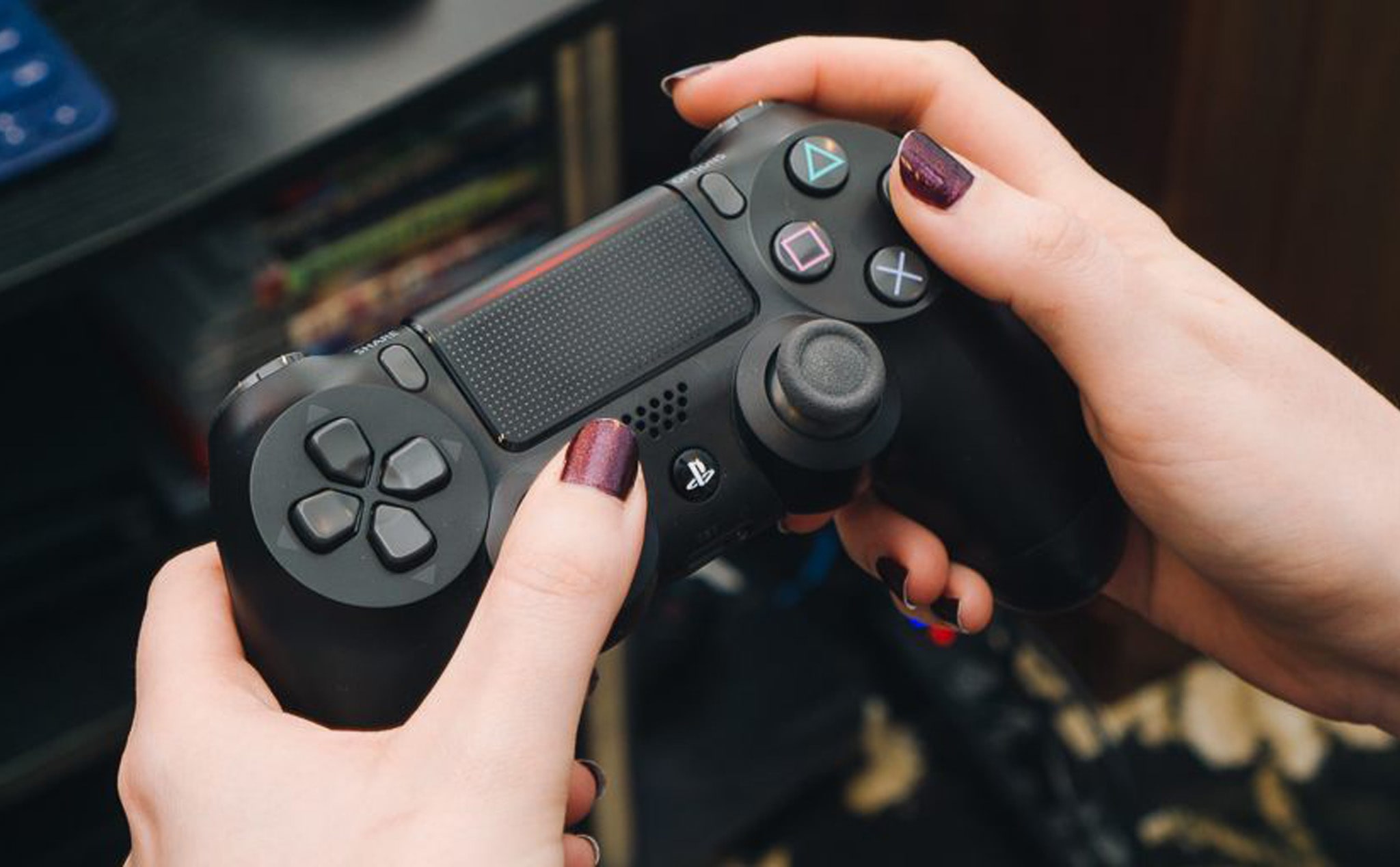 một người đang cầm máy chơi game cầm tay 