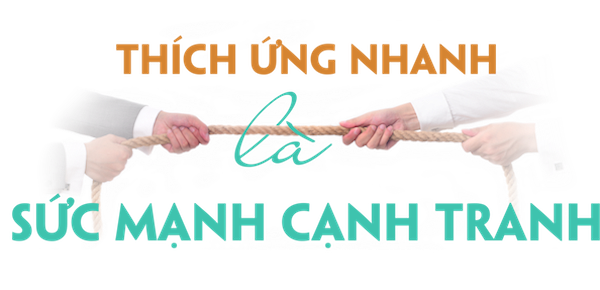Hai người đang nắm một sợi dây thừng thể hiện vị thế cạnh tranh 