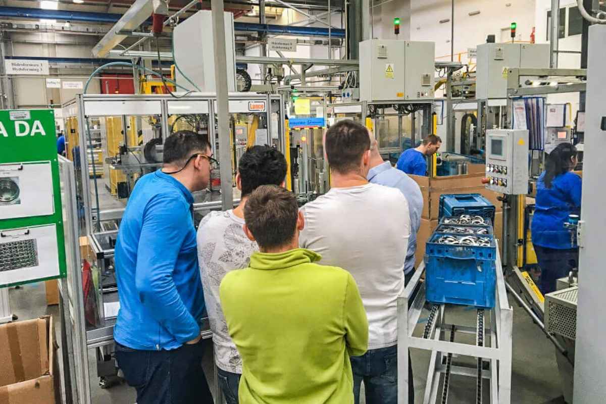 4 kỹ sư đang quan sát quá trình vận hành sản xuất tại nhà máy