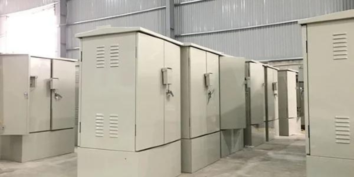 Vỏ tủ điện công nghiệp còn trống chưa được lắp đặt