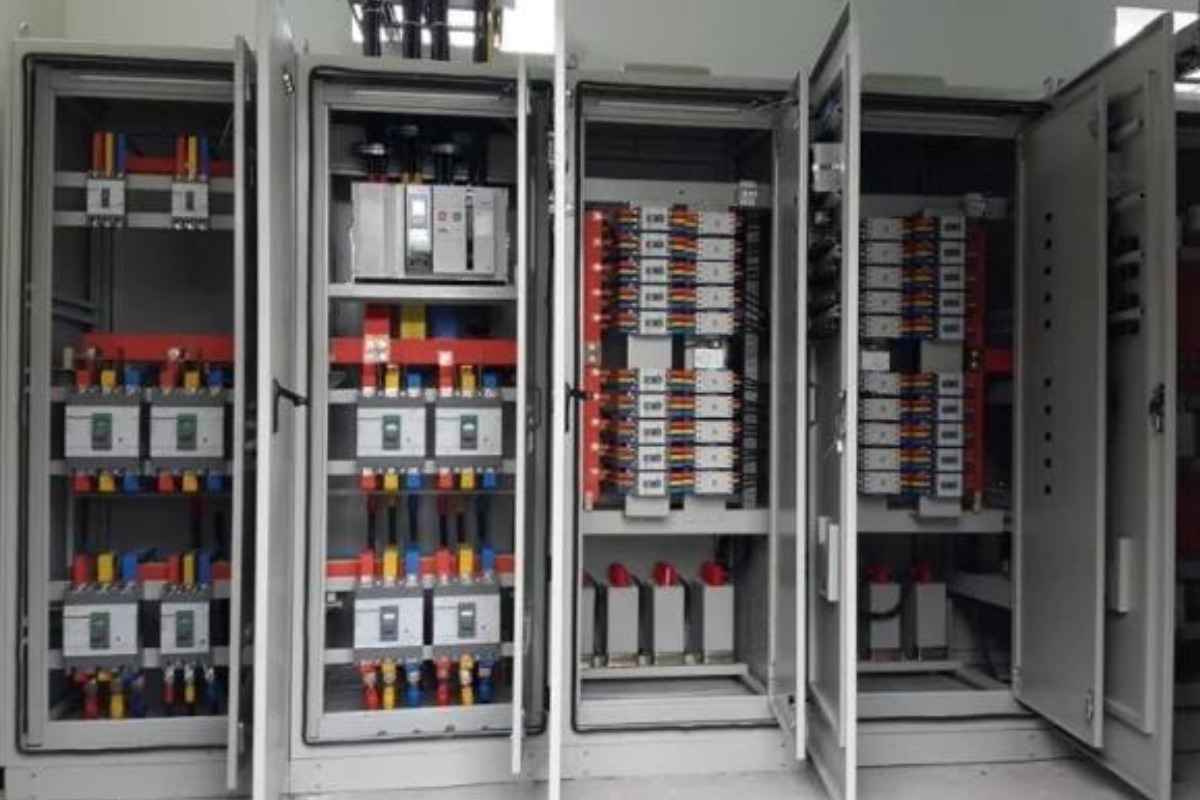 Tủ điện trong nhà xưởng đã được lắp đặt và sắp xếp gọn gàng