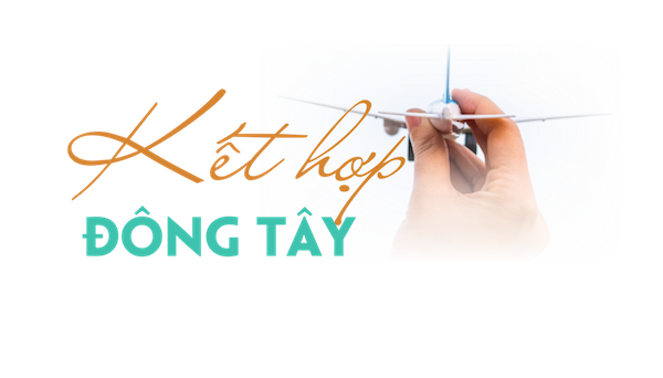 Bàn tay đang cầm mô hình máy bay với ý nghĩa sự giao thoa kết hợp văn hóa Đông Tây 