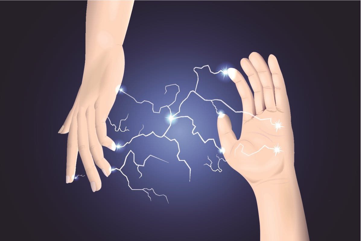 Hình ảnh có nền màu đen, có 2 bàn tay đang đối diện nhau. Ở giữa có 3 tia sét.