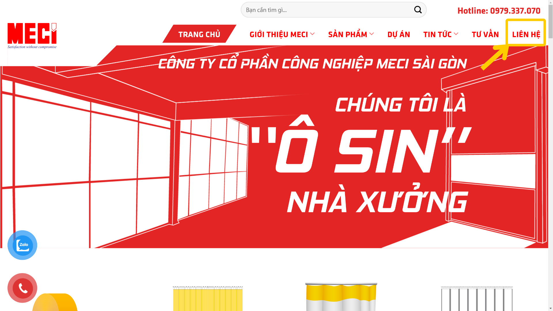 mũi tên chỉ vào mục Liên hệ trên trang chủ