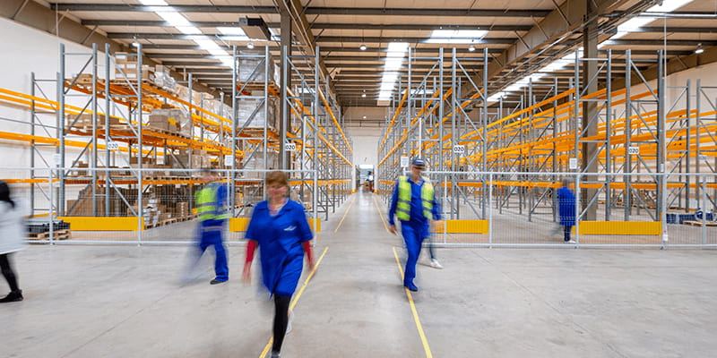 đội ngũ giám sát đang giám sát tiến độ vệ sinh nhà xưởng