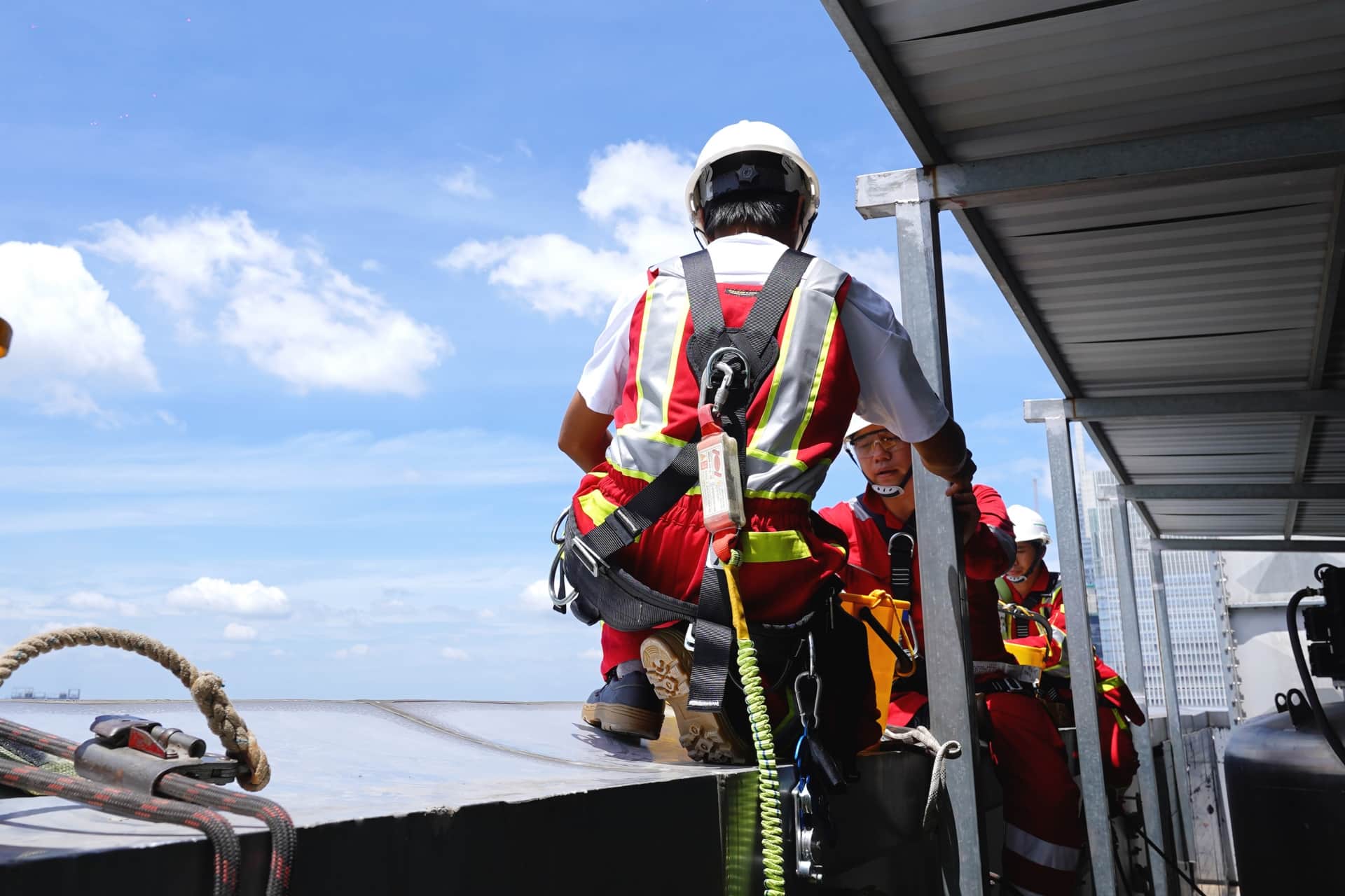 đội ngũ vệ sinh đeo dây bảo hộ để vệ sinh trần nhà xưởng