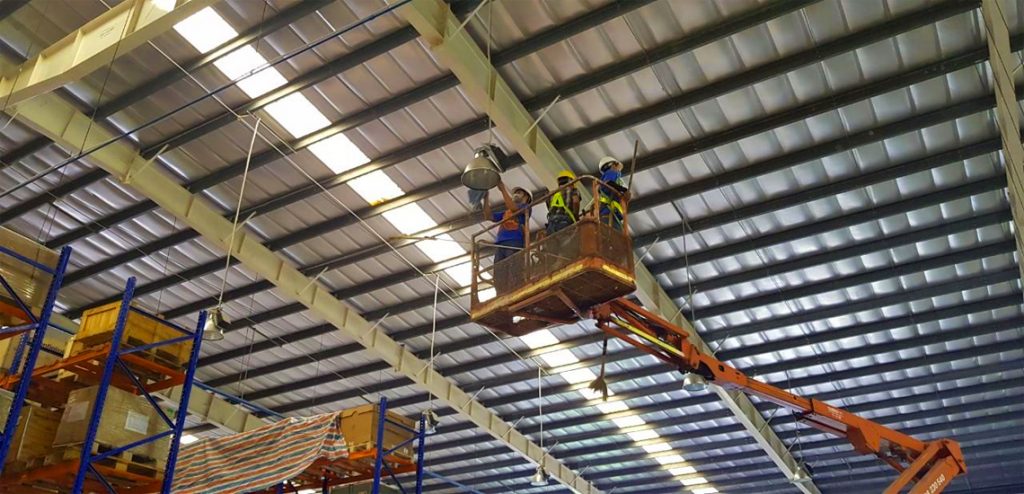 đội ngũ vệ sinh đang vệ sinh trần nhà xưởng