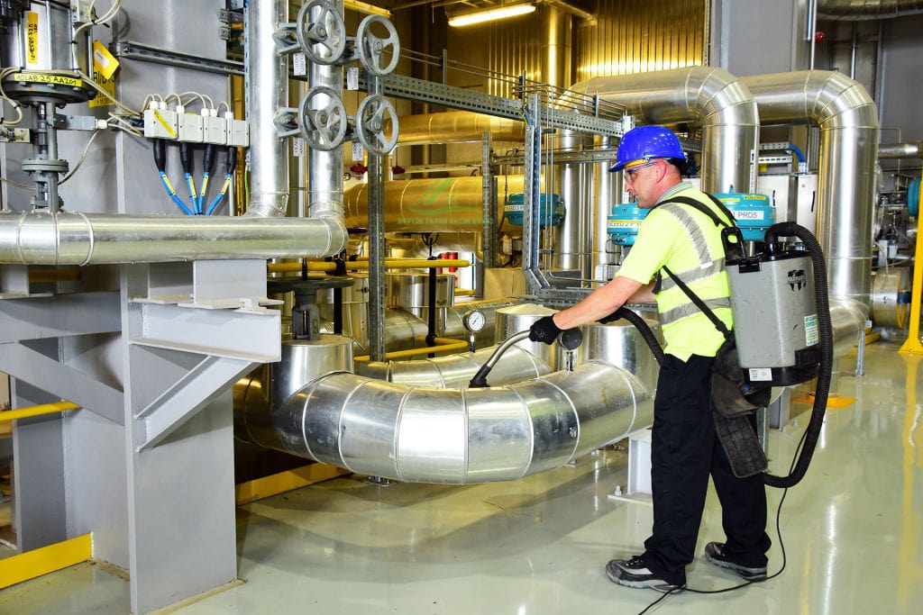 nhân viên đang vệ sinh nhà xưởng