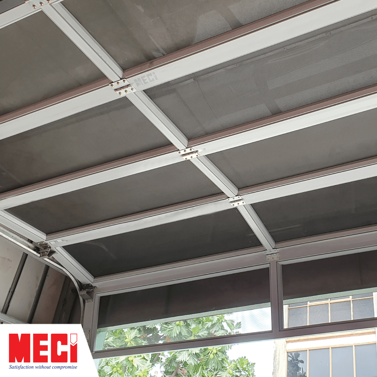 Cửa dạng lưới nằm song song trên trần nhà