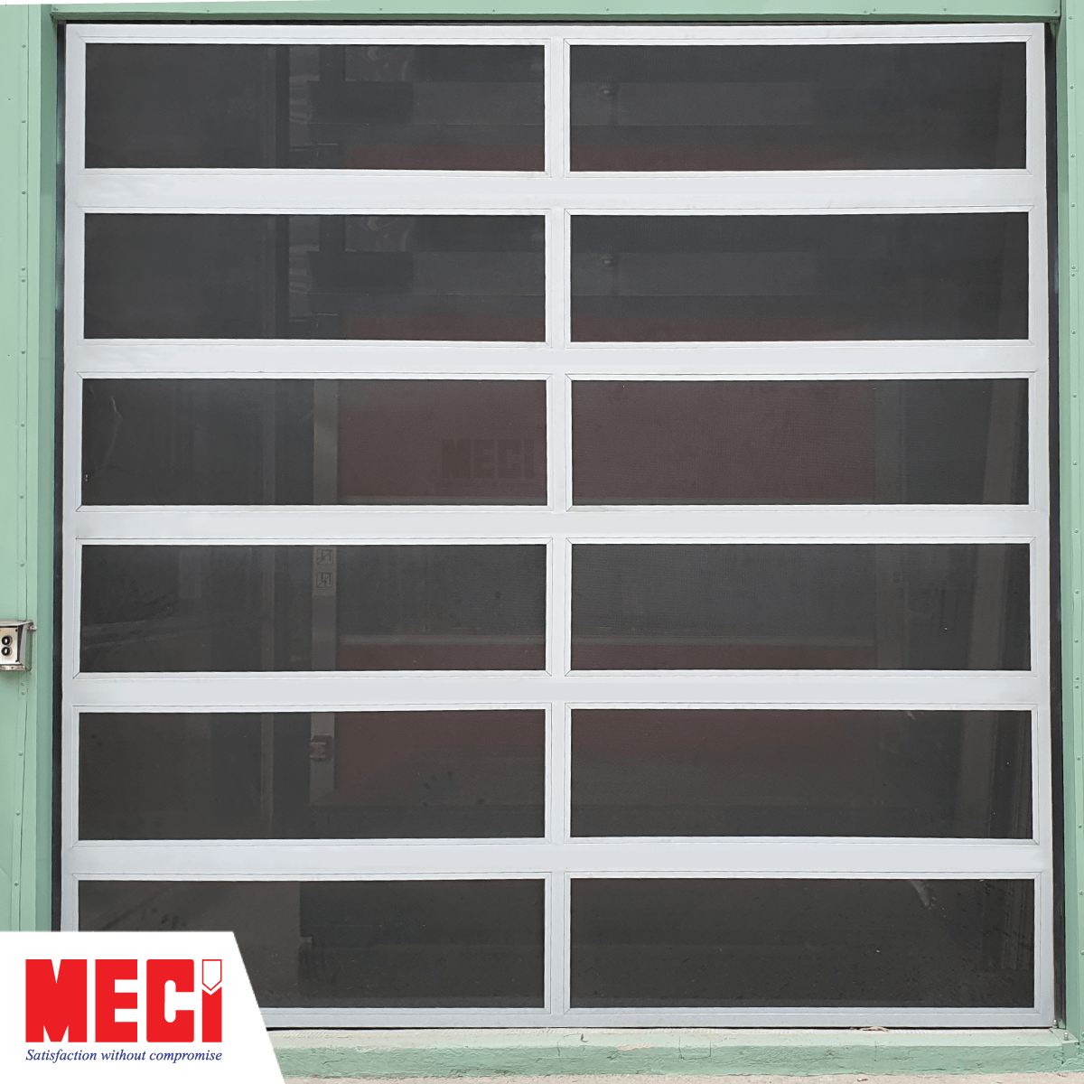 Cửa được tạo thành từ cách nan lưới