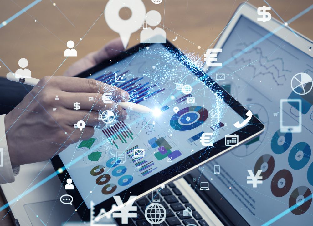 Một người đang sử dụng máy tính bảng và phần mềm để quản lý hoạt động kinh doanh