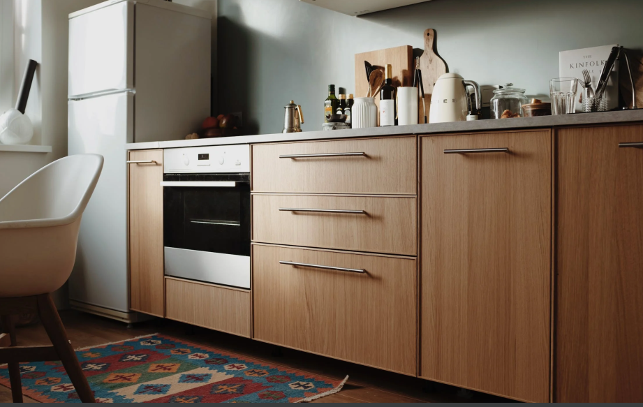 Một bàn bếp màu nâu gỗ, có các ngăn kéo