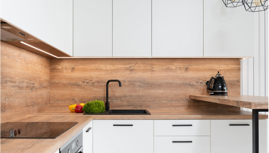 Khu vực bếp nấu có các tủ bếp trên và bếp dưới màu trắng