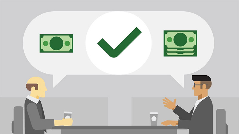 Hai người đàn công đang ngồi đàm phán trên bàn