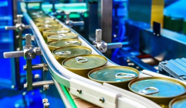 Đồ ăn đóng hộp đang được vận chuyển trong dây chuyền sản xuất