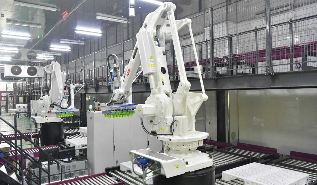 Máy móc trong dây chuyền sản xuất thực phẩm, hải sản