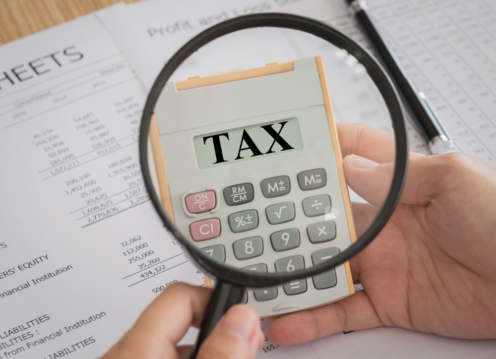 Hình ảnh minh họa về Thuế: Máy tính bỏ túi, các bản kê chi phí trên bàn…