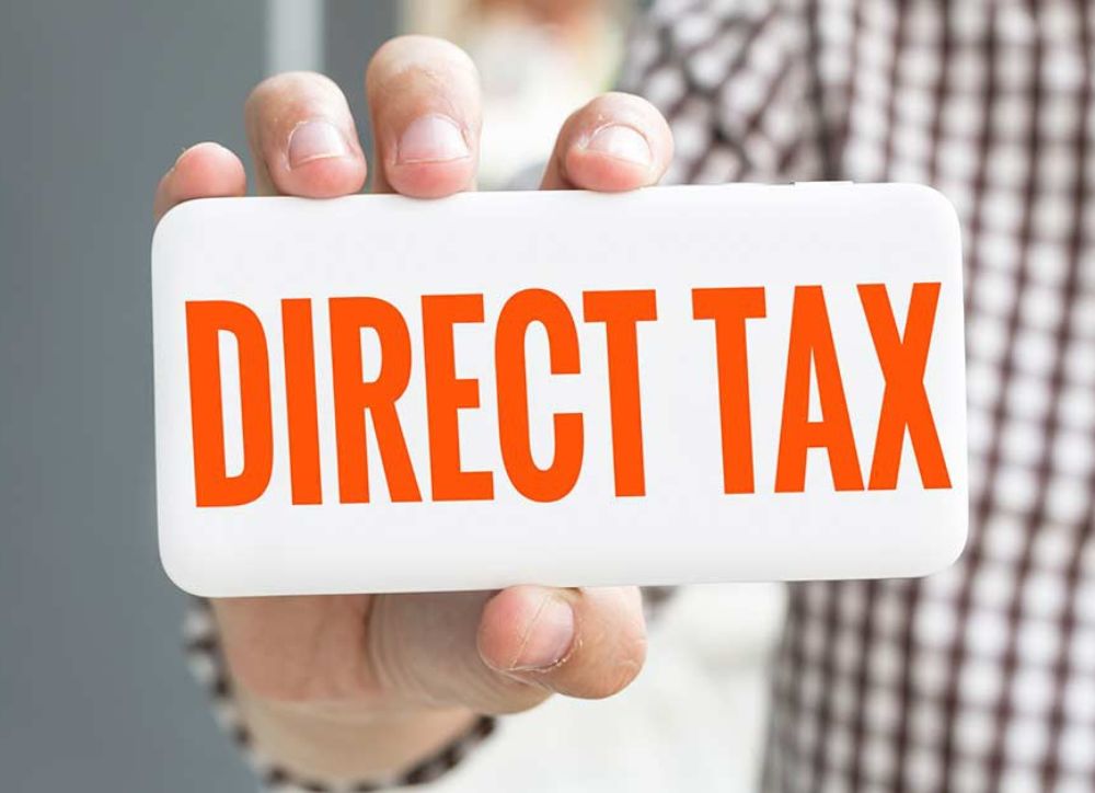 Ảnh minh họa cho Thuế trực thu - Một người đàn ông cầm bảng có chữ Direct Tax