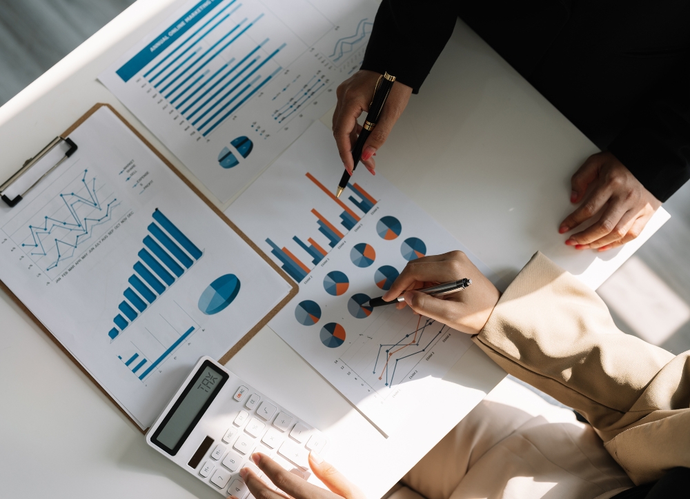 Một nhóm người đang bàn bạc về việc xây dựng chiến lược kinh doanh