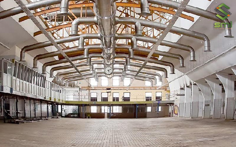 Hệ thống thông gió bên trong một nhà xưởng với rất nhiều ống dây