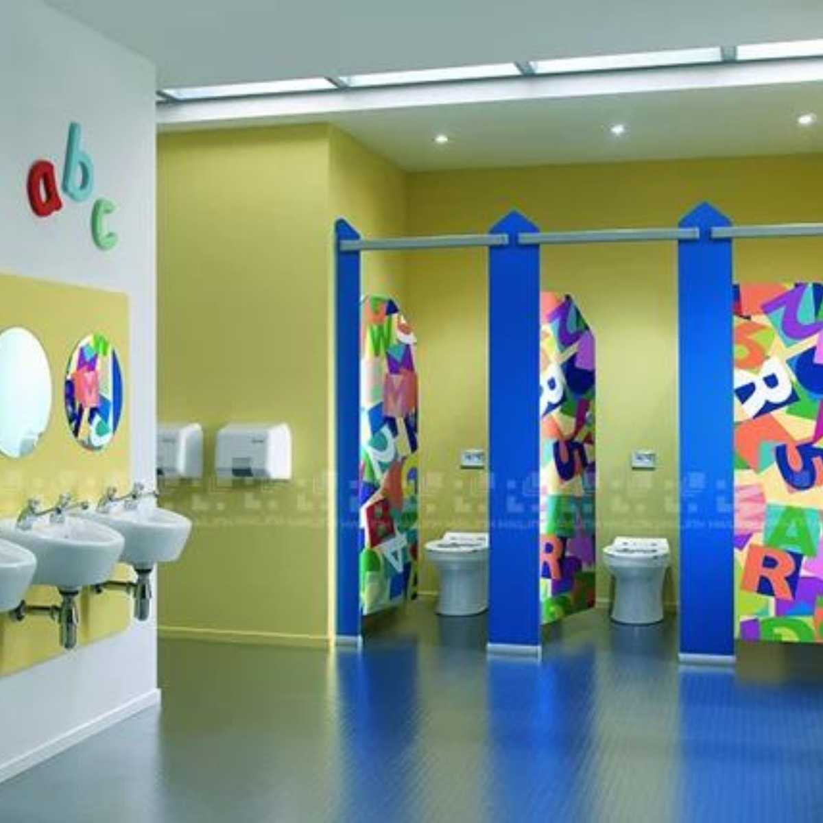 Nhà vệ sinh trường tiểu học được thiết kế đúng chuẩn, trang bị đầy đủ trang thiết bị