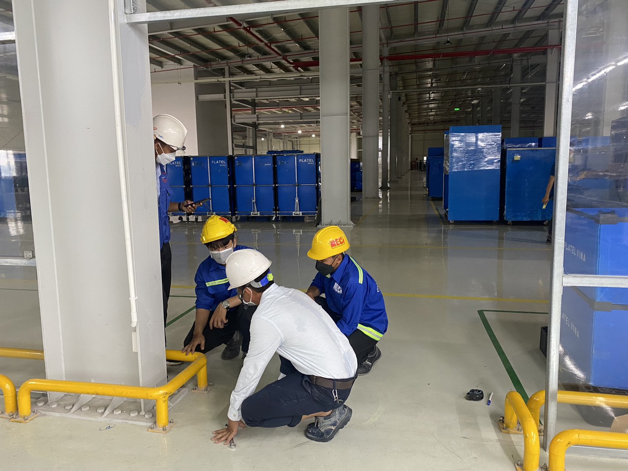 3 người đang trao đổi thông tin 