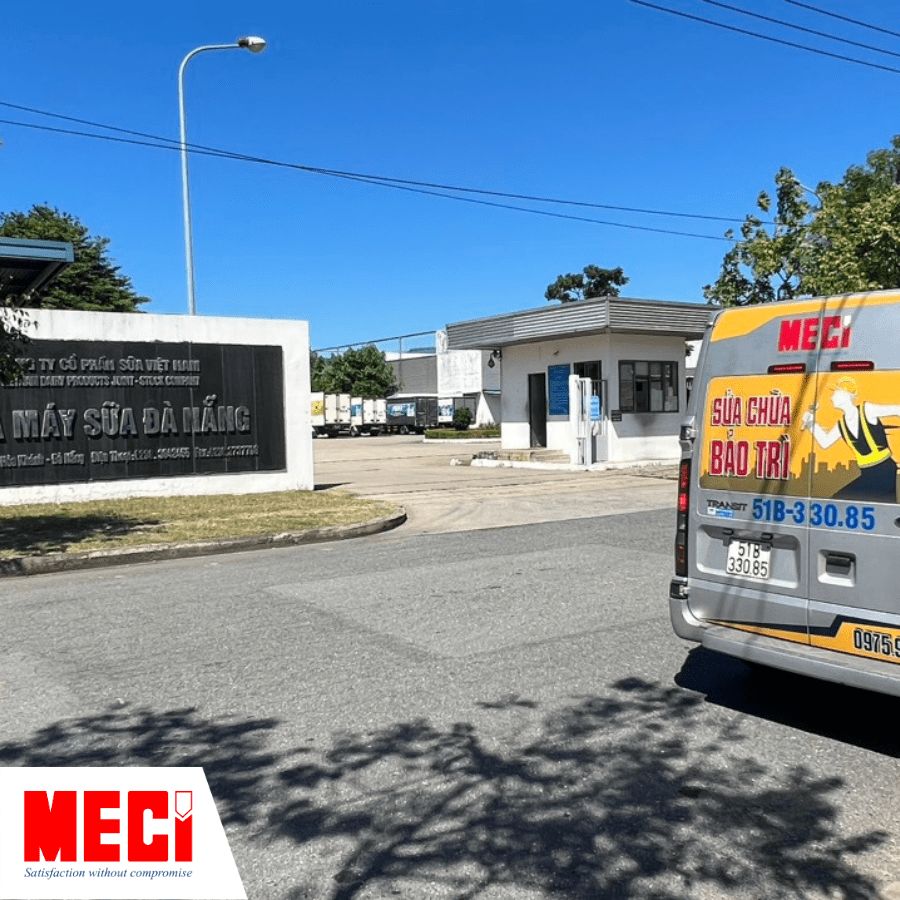 Xe thương hiệu MECI đỗ trước cổng công ty Vinamilk