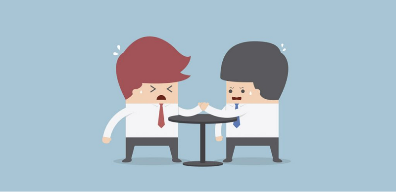 Hai người đàn ông đang vật tay.