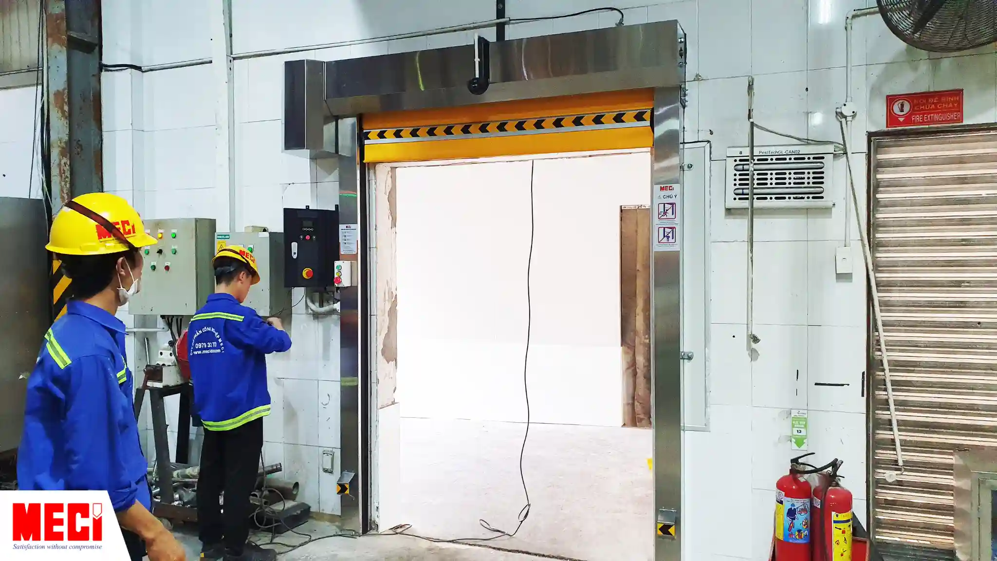 2 kỹ thuật MECI kiểm tra cửa cuốn nhanh PVC