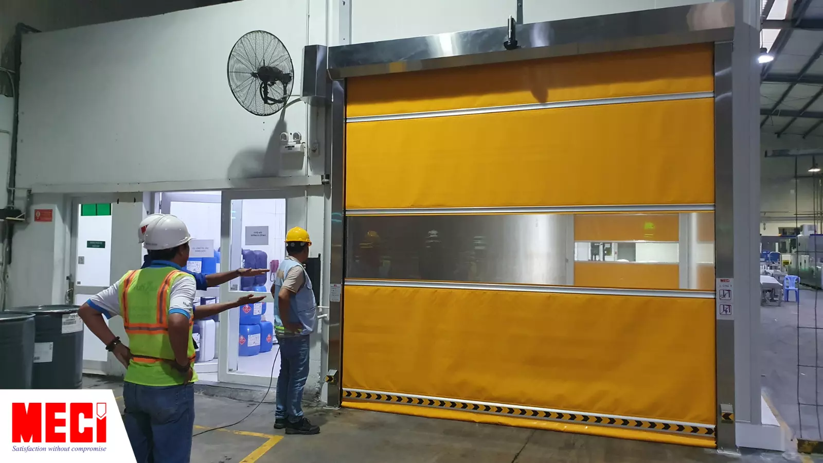 Khách hàng kiểm tra Cửa cuốn nhanh pvc màu vàng trong khuôn viên nhà xưởng