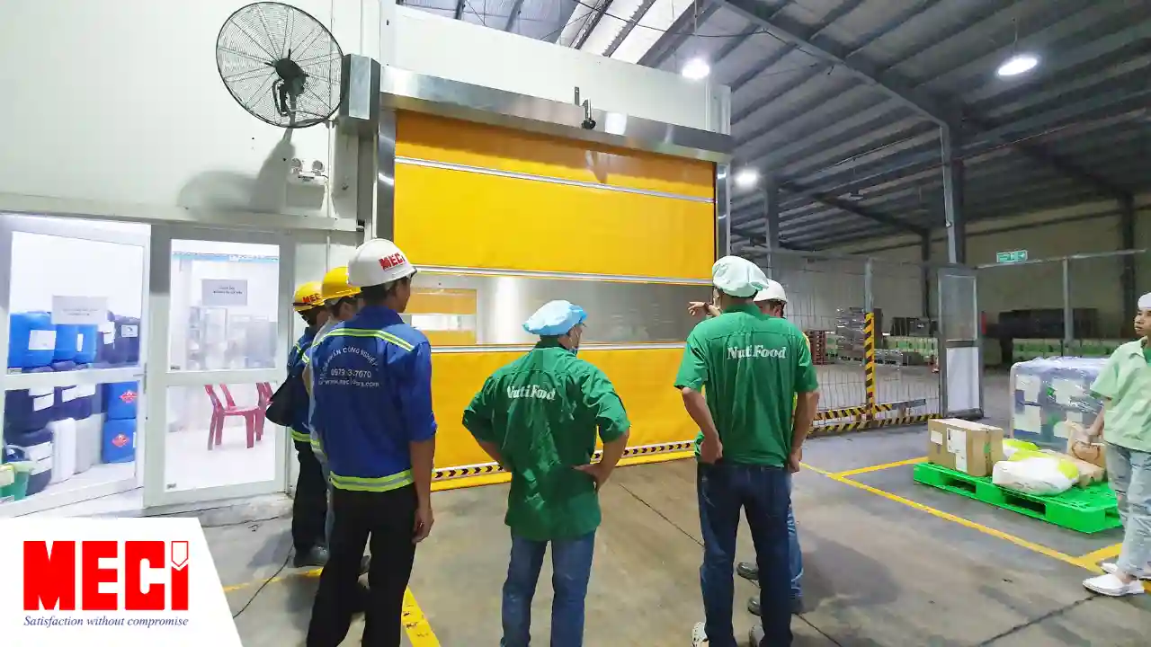 Kỹ thuật MECI cùng Nutrifood đang kiểm tra cửa cuốn nhanh