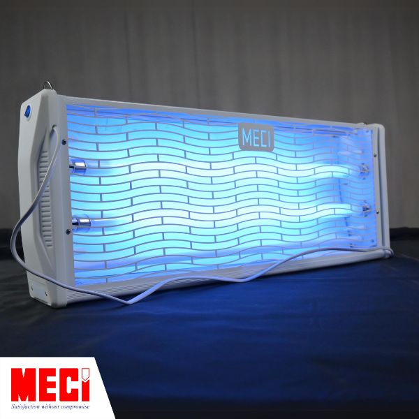 đèn diệt côn trùng keo MECI GL1S-18W đang bật, đặt trên bàn, xoay sang phải
