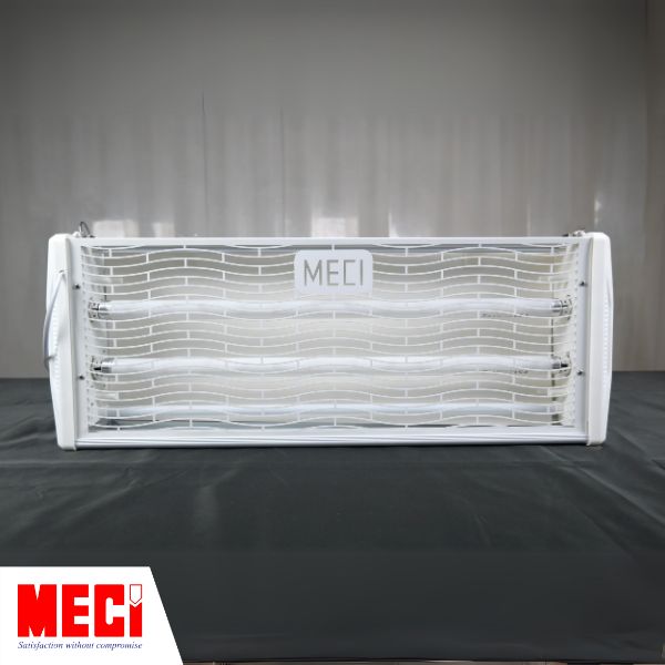 trực diện đèn diệt côn trùng keo MECI GL1S-20W đang tắt, đặt trên bàn