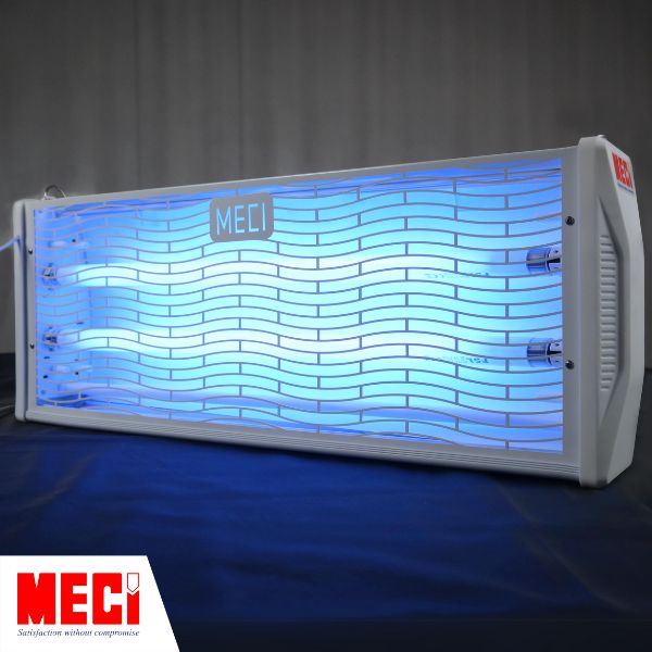 đèn diệt côn trùng keo MECI GL1S-20W đang bật, đặt trên bàn, xoay sang trái