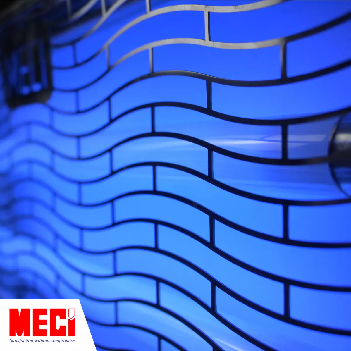 Góc cận đèn côn trùng MECI đang hoạt động với lớp lưới lượn sóng inox