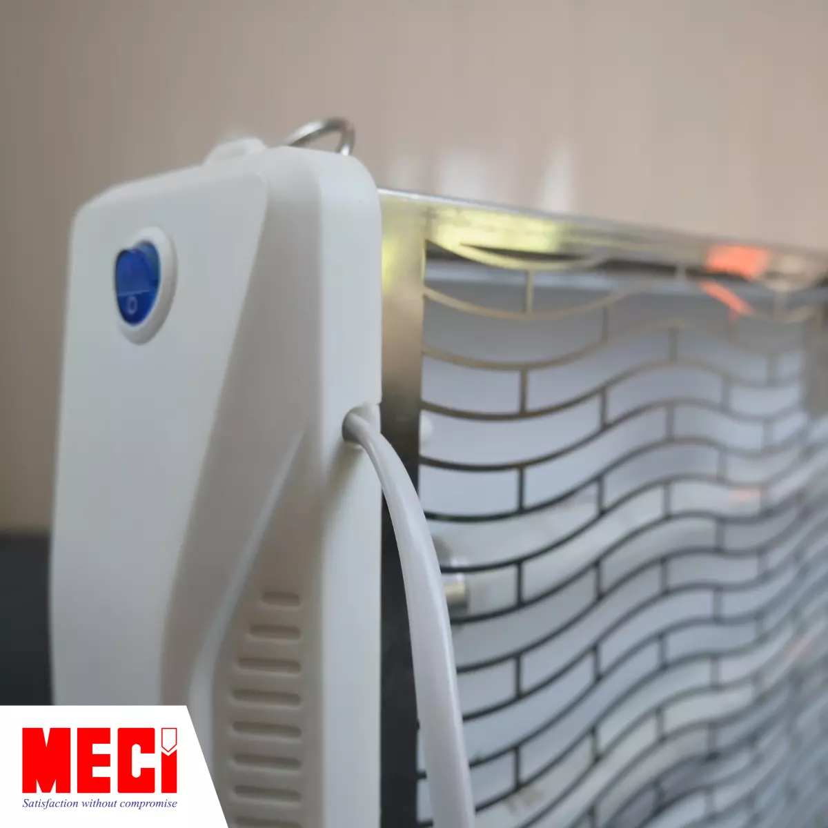 Góc cận bên hông công tắc của đèn