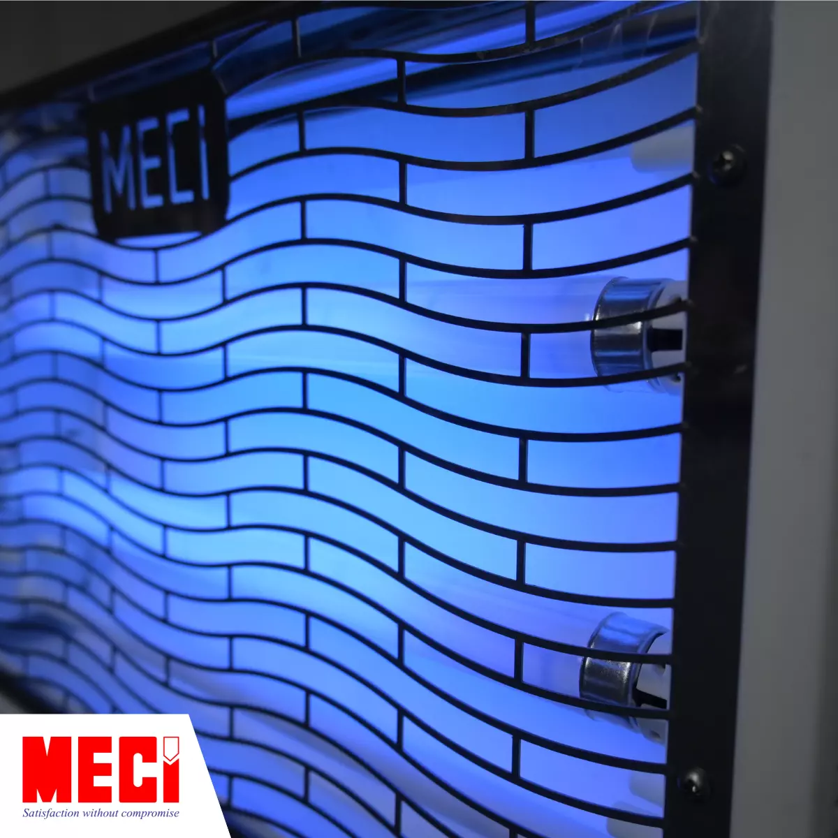 Góc cận đèn côn trùng MECI đang hoạt động với lớp lưới lượn sóng inox