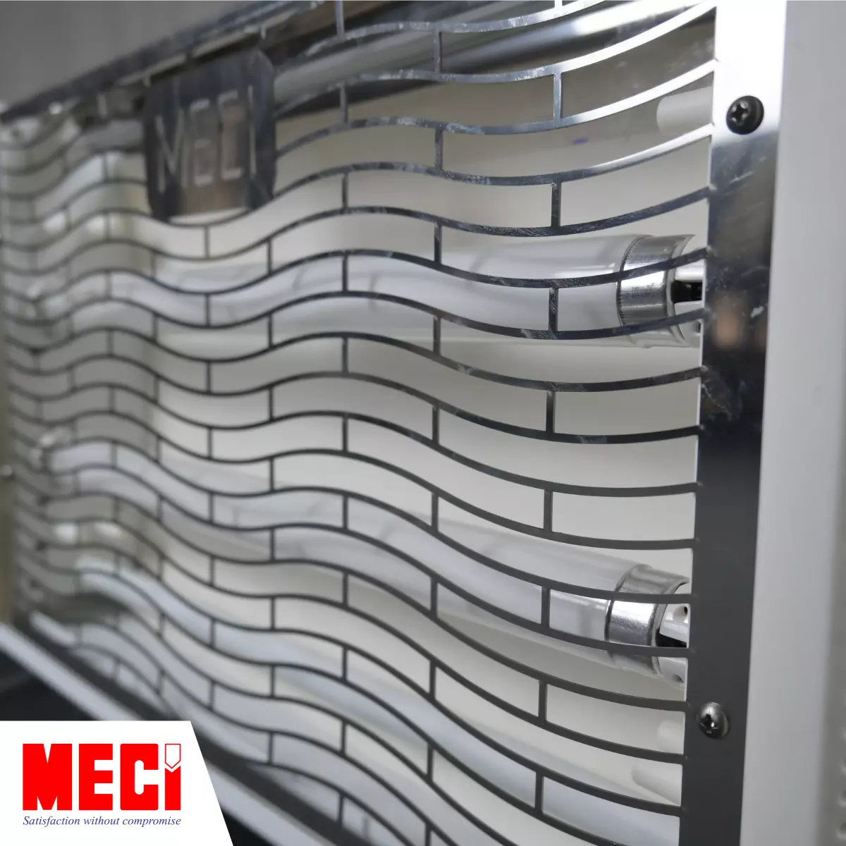 Gốc cận mặt trước dạng sóng lượn của đèn inox