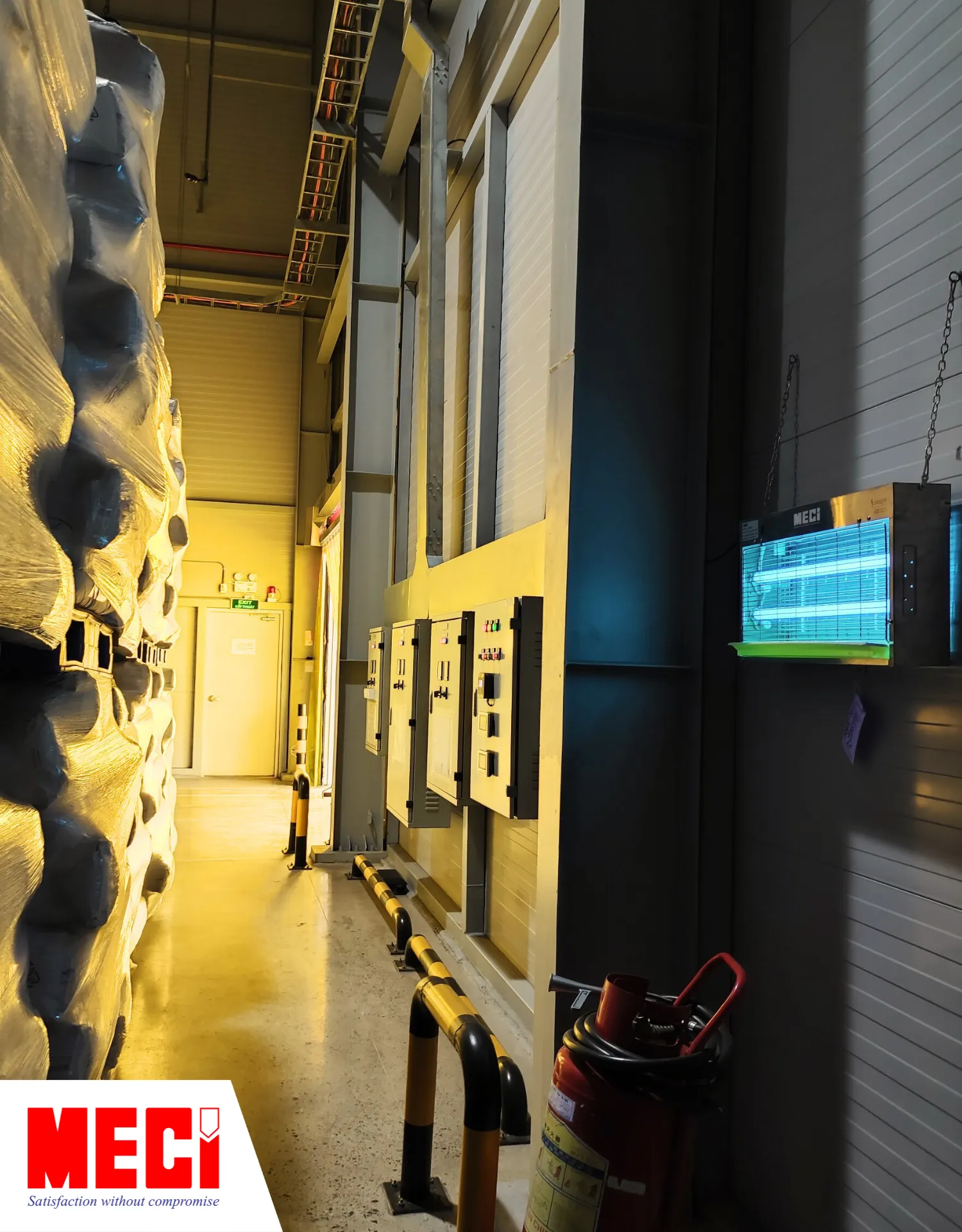 đèn diệt côn trùng lưới điện được lắp sát vào tường nhà kho, có rất nhiều hàng hoá chất cao trong kho