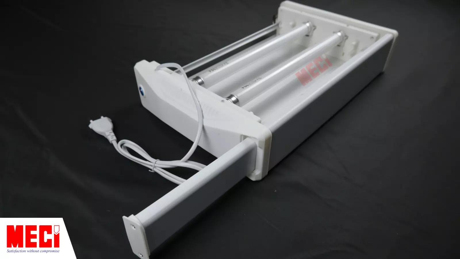 Đèn diệt côn trùng và khay đựng được rút ra khỏi đèn