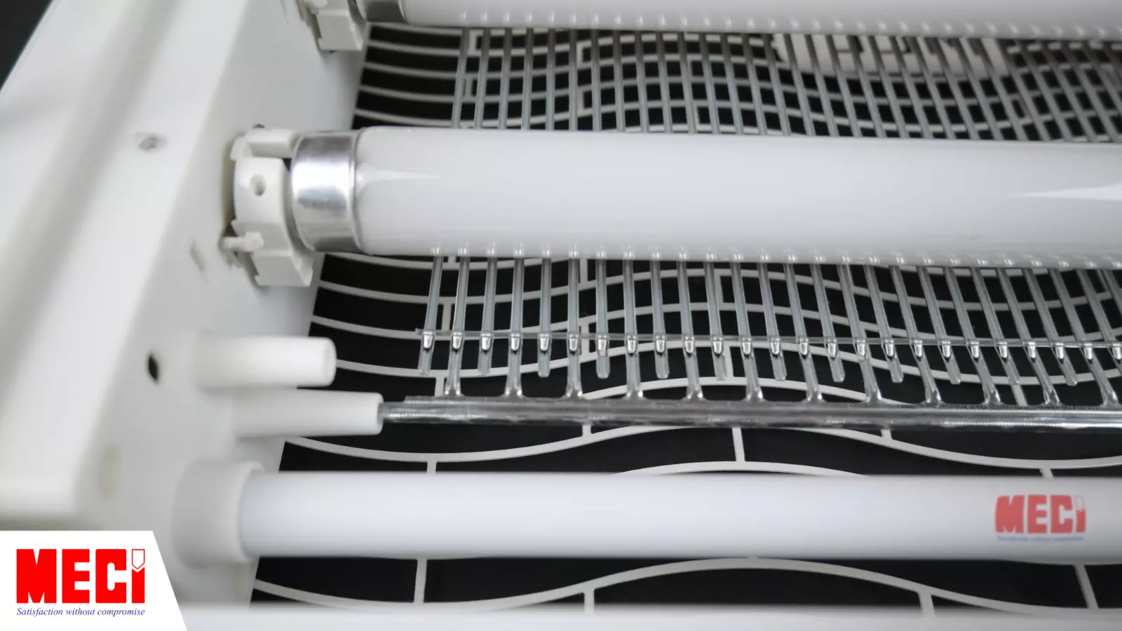 Góc cận cảnh lưới điện và bóng đèn của đèn côn trùng