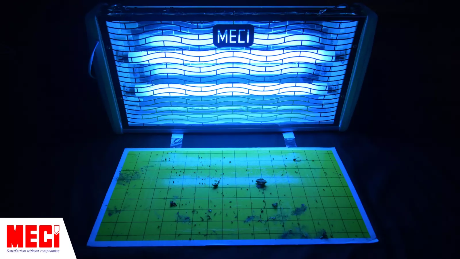 Đèn diệt côn trùng đang hoạt động cùng tấm keo dính đầy côn trùng