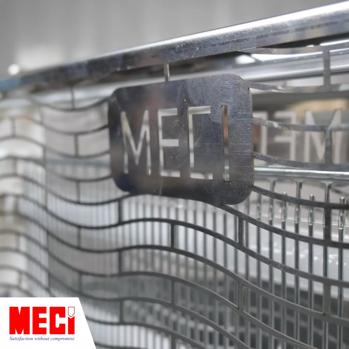 Góc cận đèn côn trùng MECI với lớp lưới lượn sóng inox