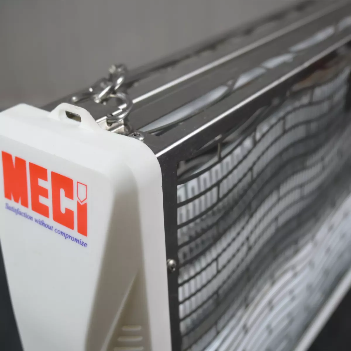 Góc cận từ trên xuống bên hông đèn có logo MECI