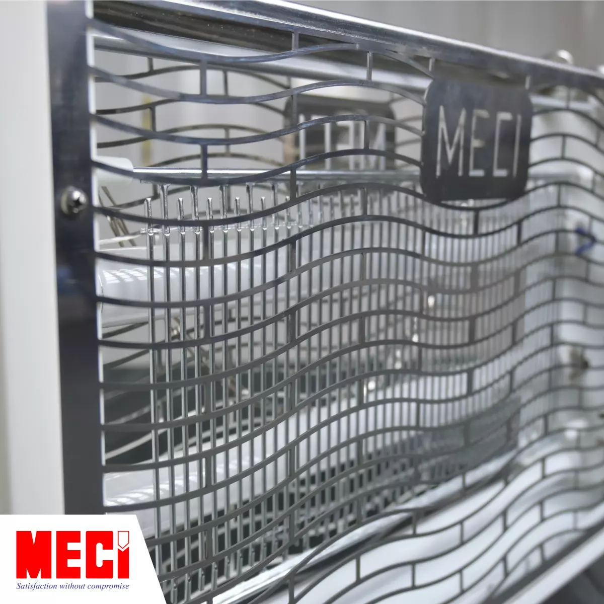 Góc cận đèn côn trùng MECI với lớp lưới lượn sóng inox